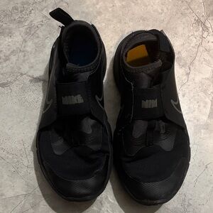 Nike Boys Black Athletic Shoes 2.5Y